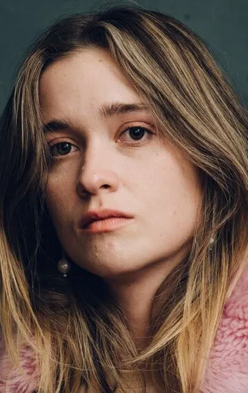 Фотография актёра – Элис Энглерт (Alice Englert)