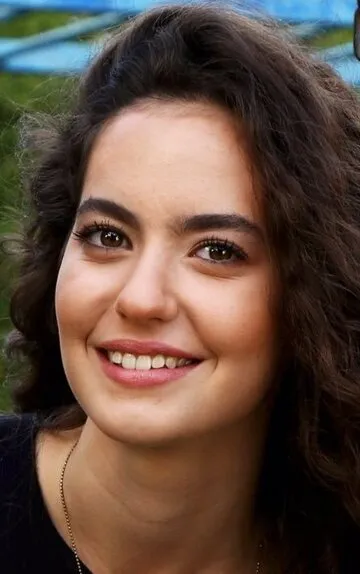 Фотография актёра – Эзги Шенлер (Ezgi Senler)