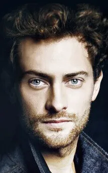 Фотография актёра – Питер Вайвз Ньюи (Peter Vives Newey)