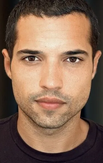 Фотография актёра – Алекс Лойназ (Alex Loynaz)