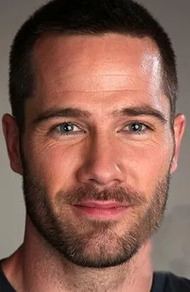Фотография актёра – Люк МакФарлейн (Luke Macfarlane)