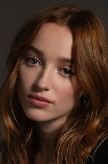 Фотография актёра – Фиби Дайневор (Phoebe Dynevor)