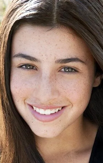 Фотография актёра – Дэна Гайер (Dana Gaier)