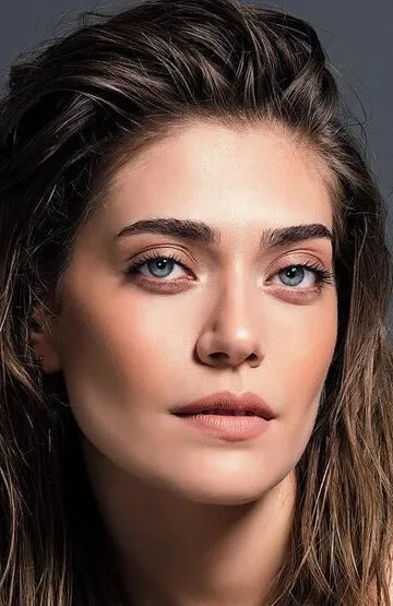 Фотография актёра – Ознур Серчелер (Öznur Serçeler)