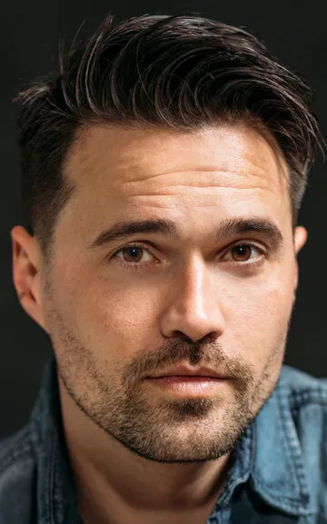 Фотография актёра – Бретт Далтон (Brett Dalton)