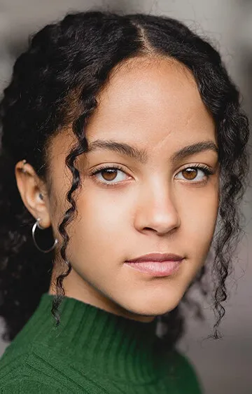 Фотография актёра – Лу Льобелл (Lou Llobell)